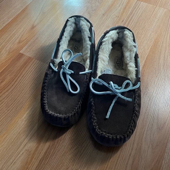 Gently Worn Uggs - Picture 3 of 4